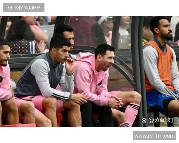 足球明星意外现身街头与路人球员同场竞技引发热议